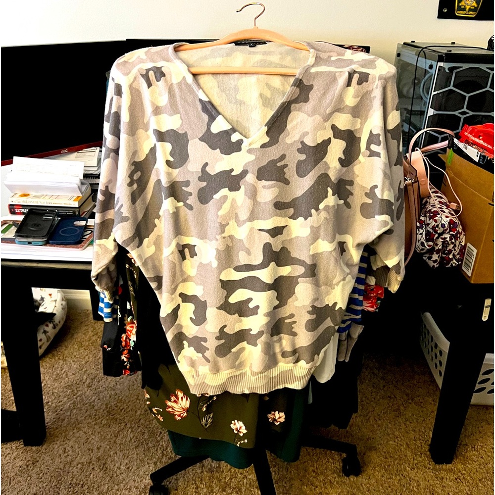 Gray and white quarter sleeve camo shirt